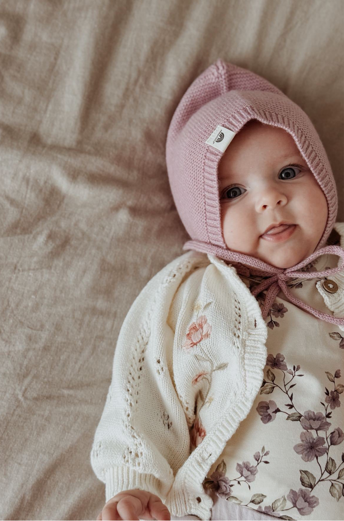 Sanfte Babymütze aus extrafeiner Merinowolle - Beere