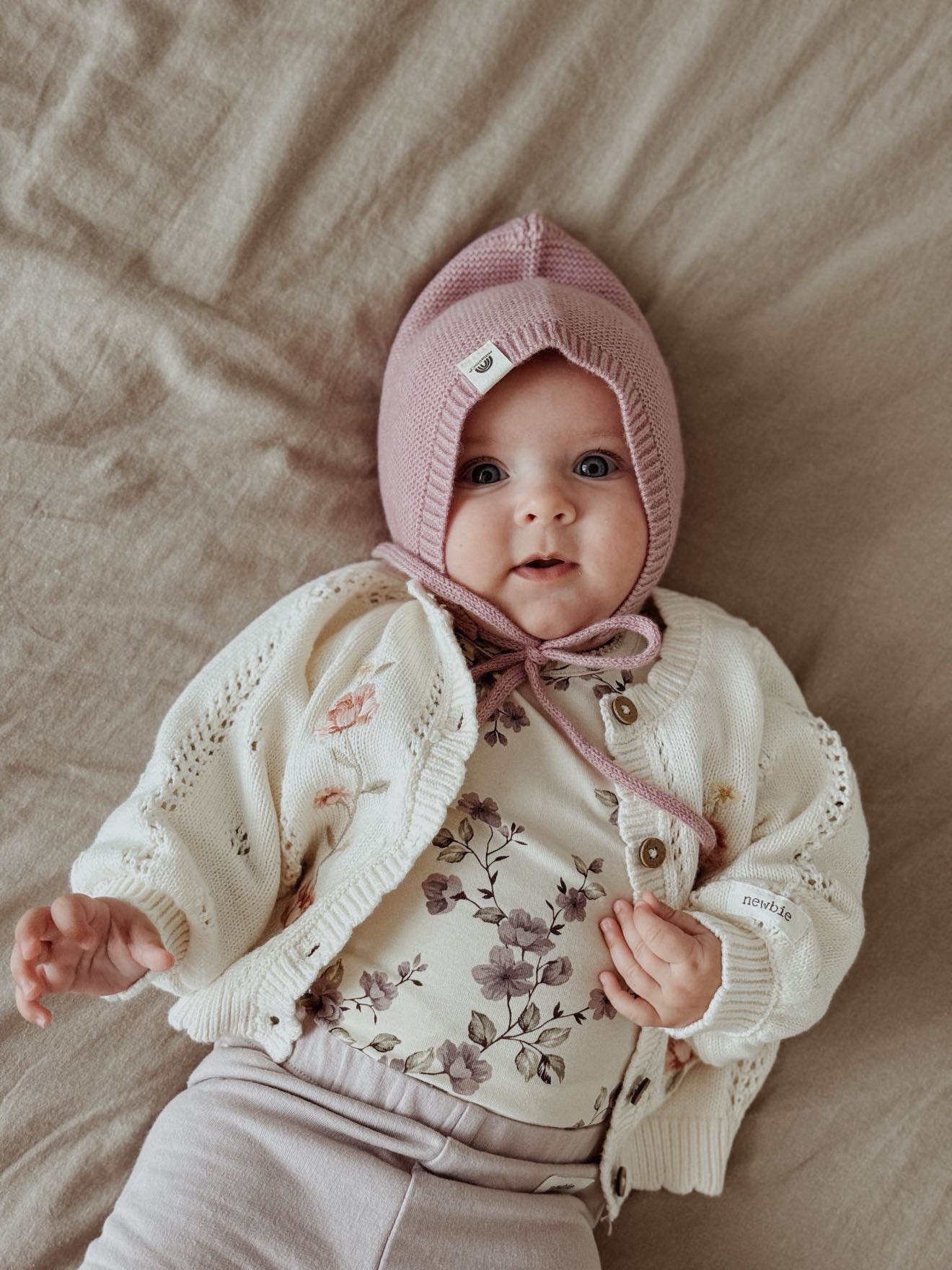 Sanfte Babymütze aus extrafeiner Merinowolle - Beere