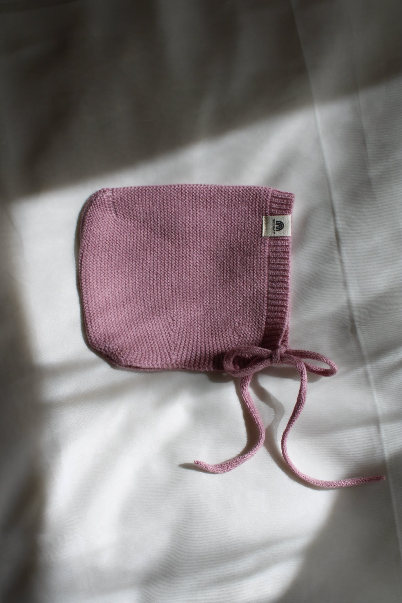 Sanfte Babymütze aus extrafeiner Merinowolle - Beere