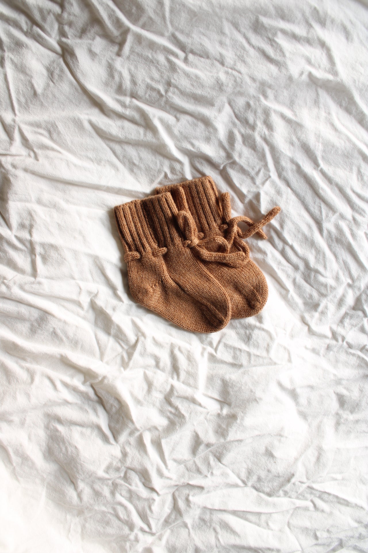 Natürliche Babyschuhe aus 100% Merinowolle - braun