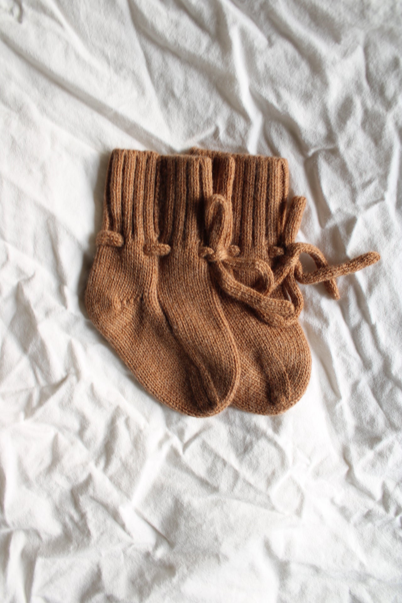 Natürliche Babyschuhe aus 100% Merinowolle - braun
