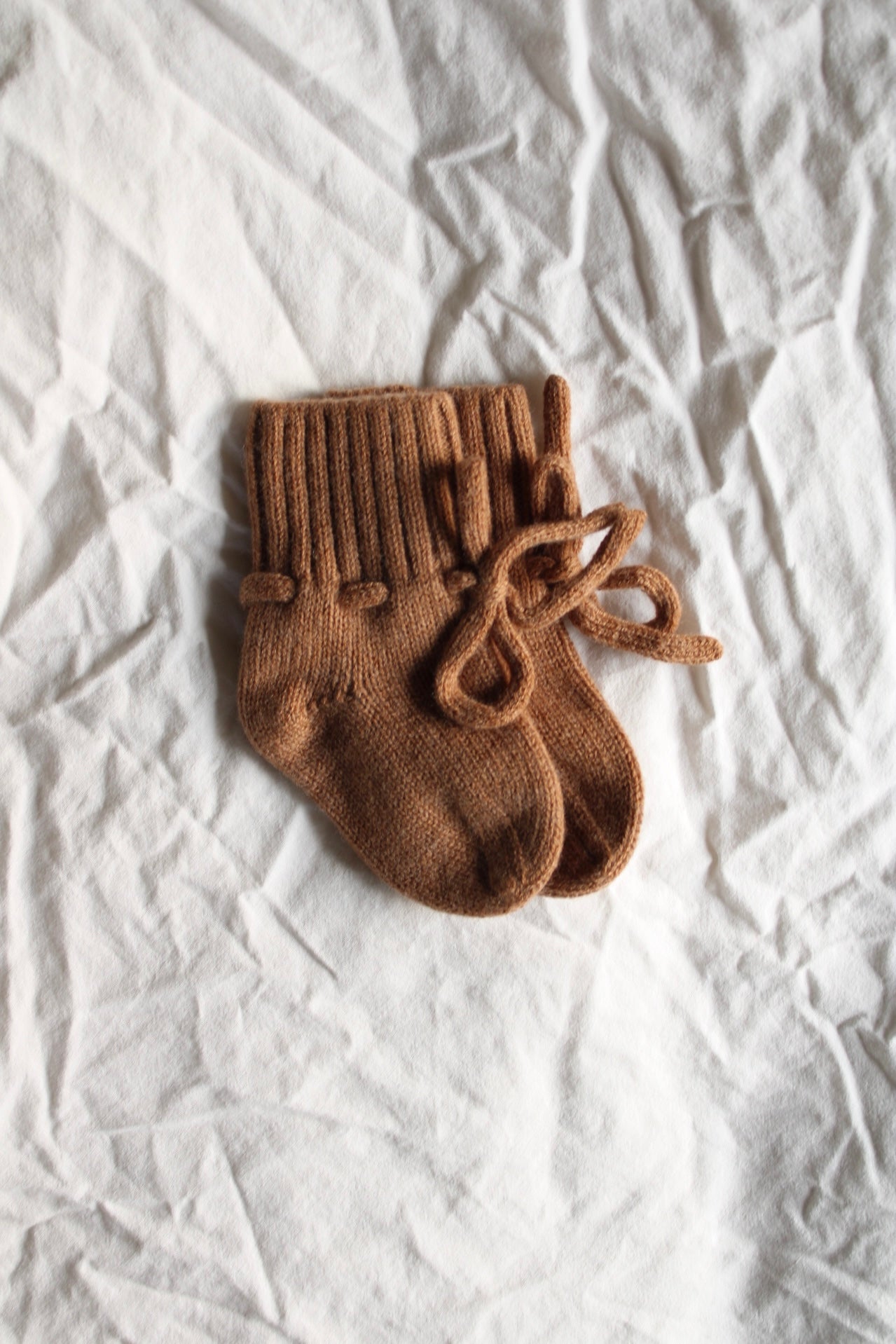 Natürliche Babyschuhe aus 100% Merinowolle - braun