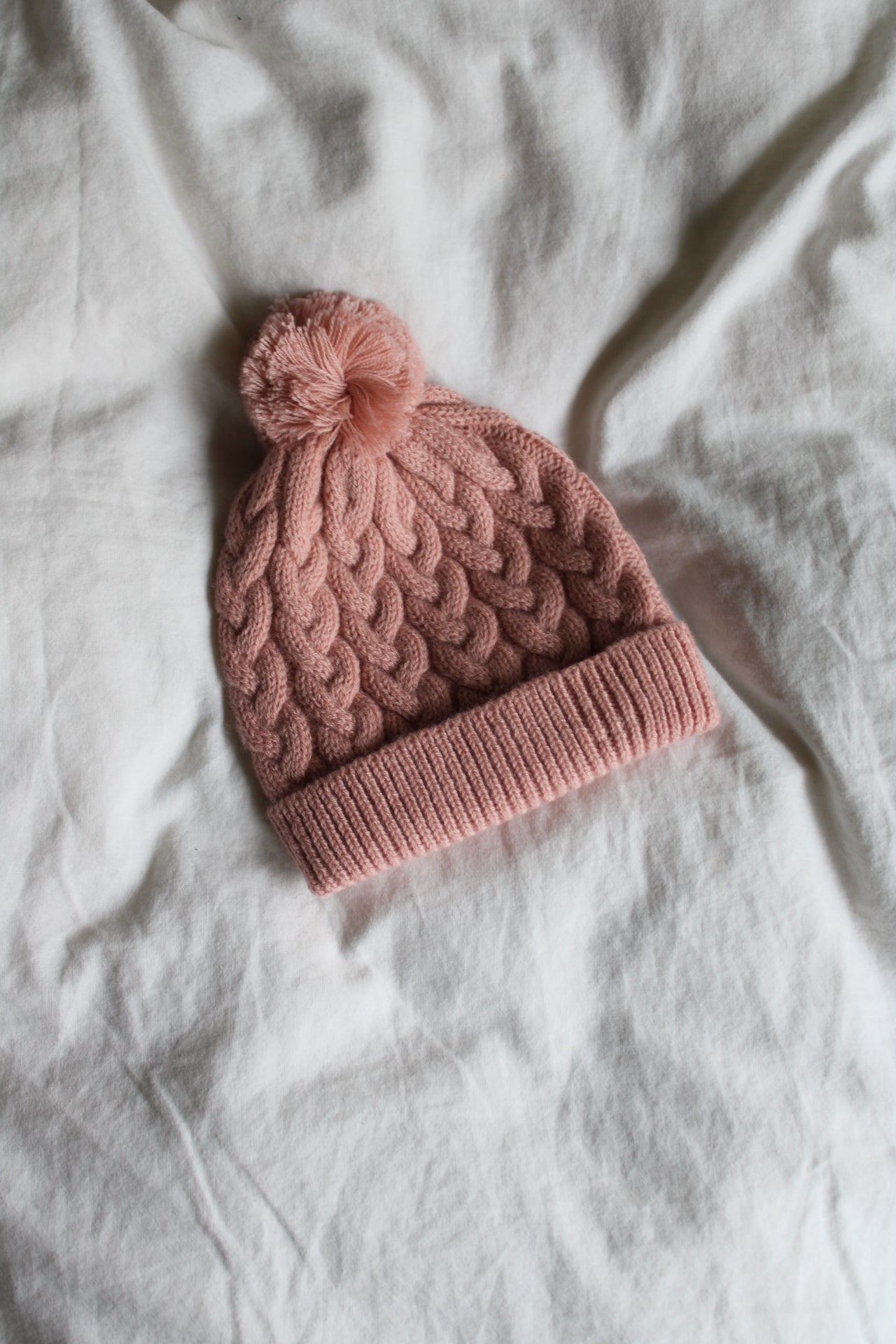 Newborn-Beanie aus Merinowolle - rosé