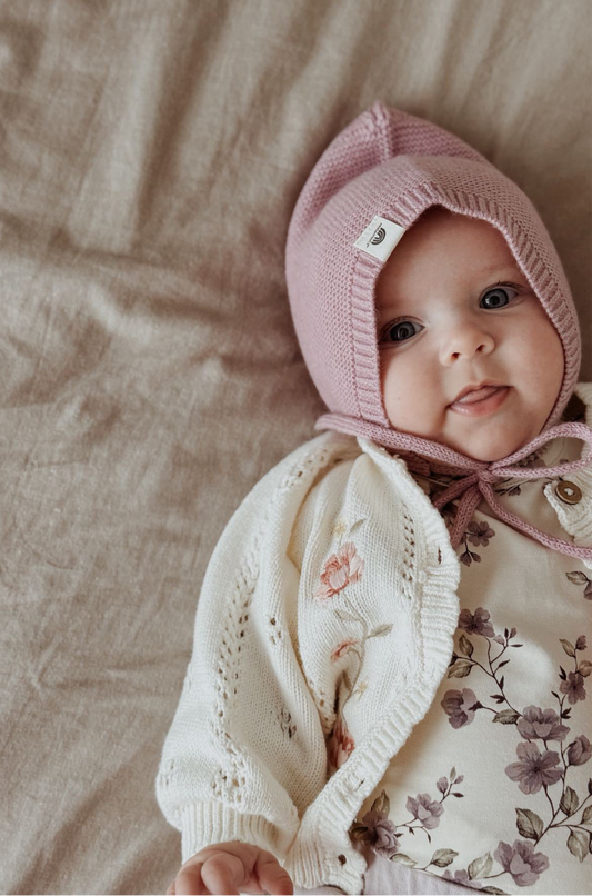 Sanfte Babymütze aus extrafeiner Merinowolle - Beere