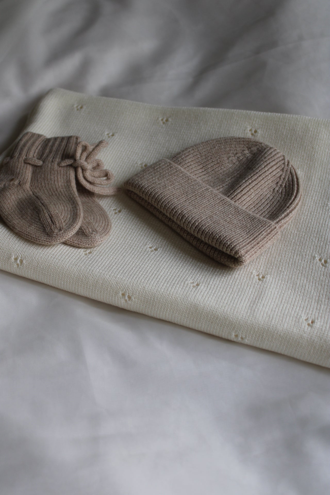 Bundle Dolce: Decke, Baby-Beanie & Schuhe