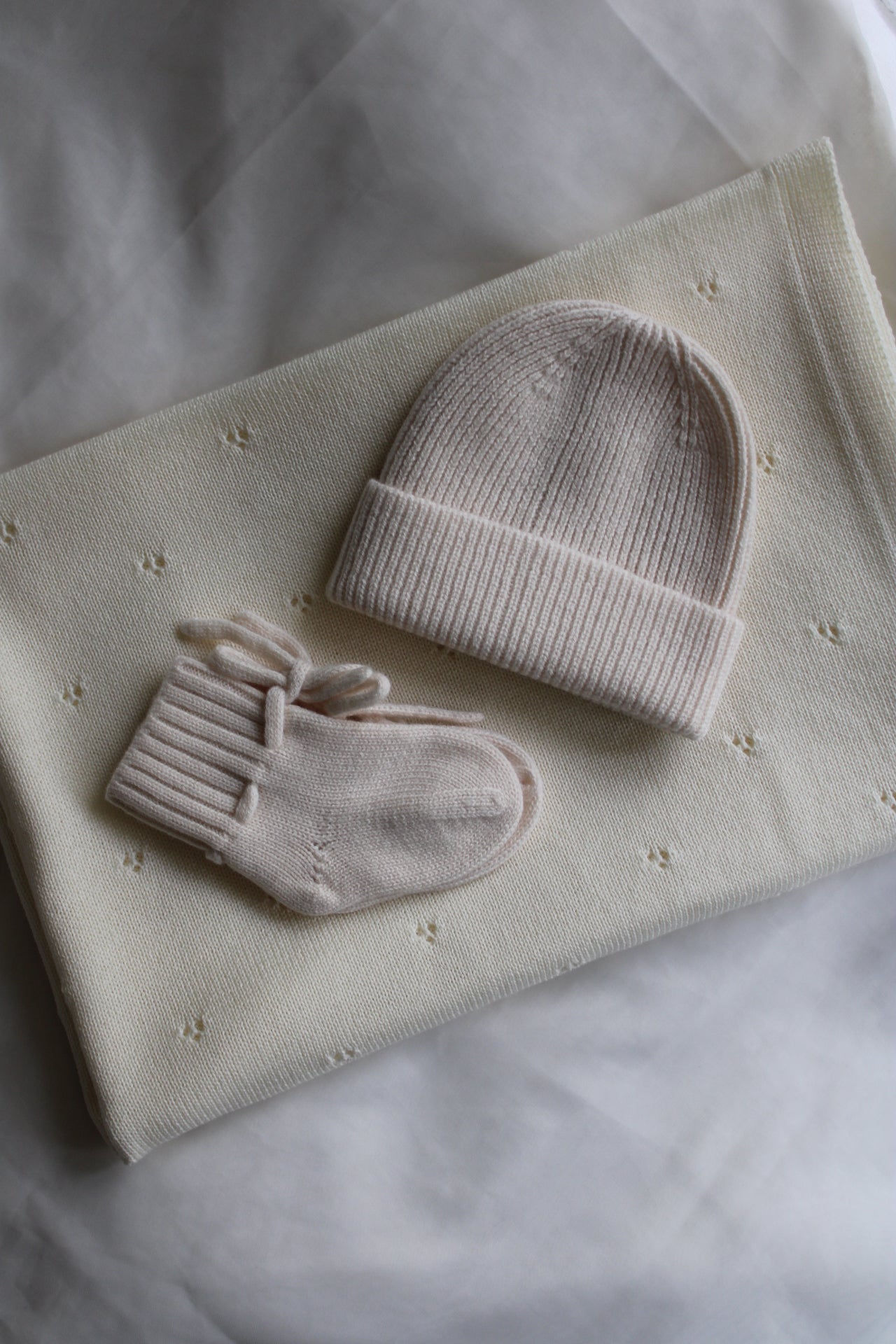 Bundle Dolce: Decke, Baby-Beanie & Schuhe