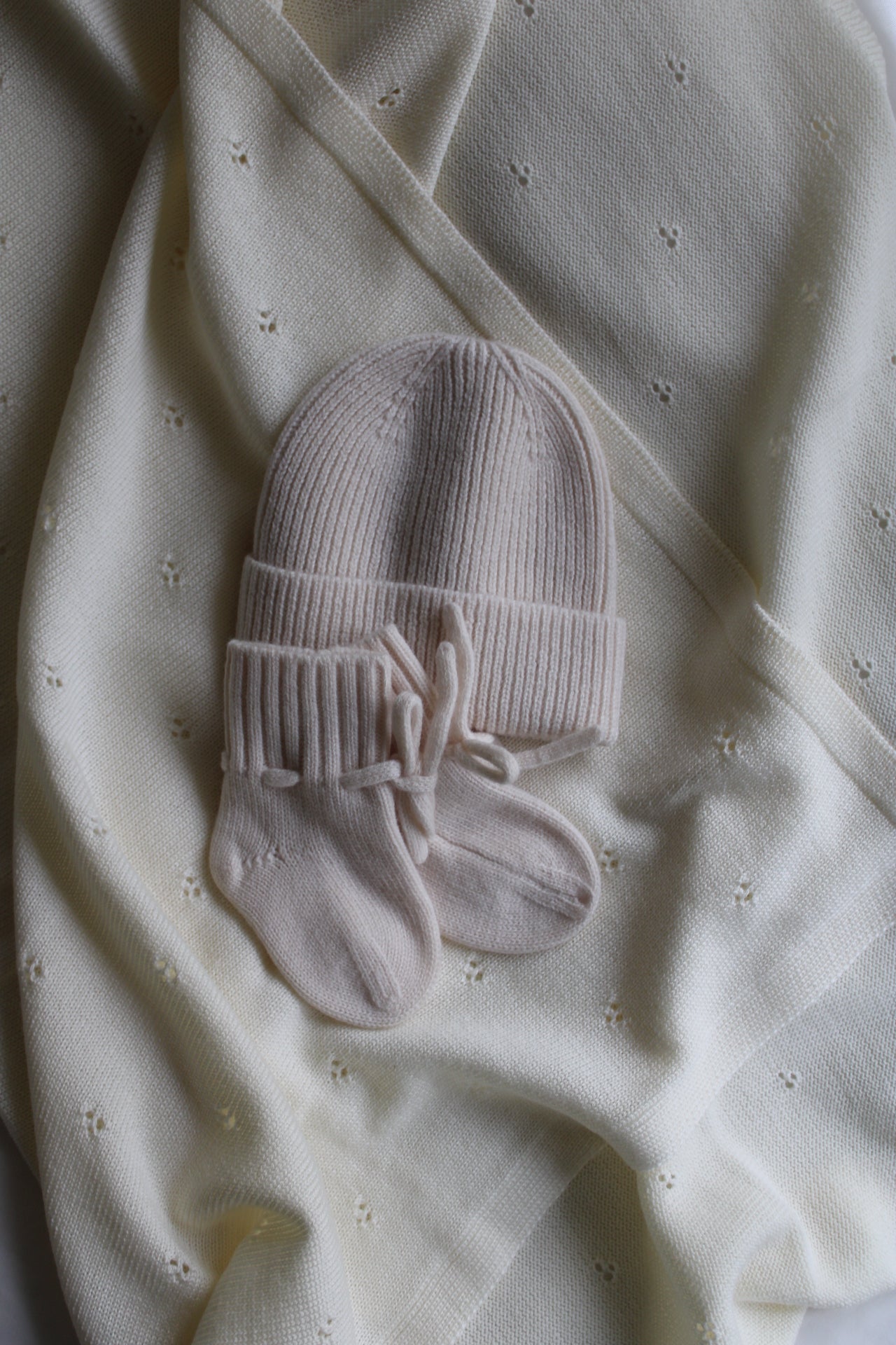 Bundle Dolce: Decke, Baby-Beanie & Schuhe