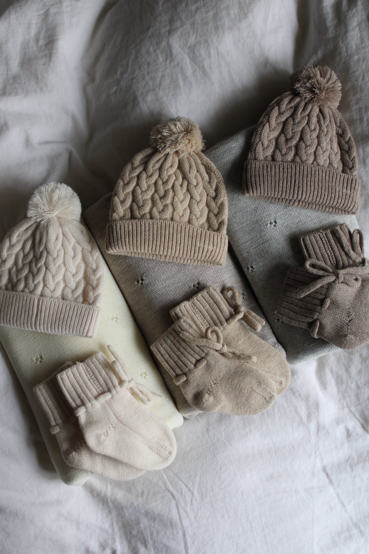 Newborn-Beanie aus Merinowolle - sand