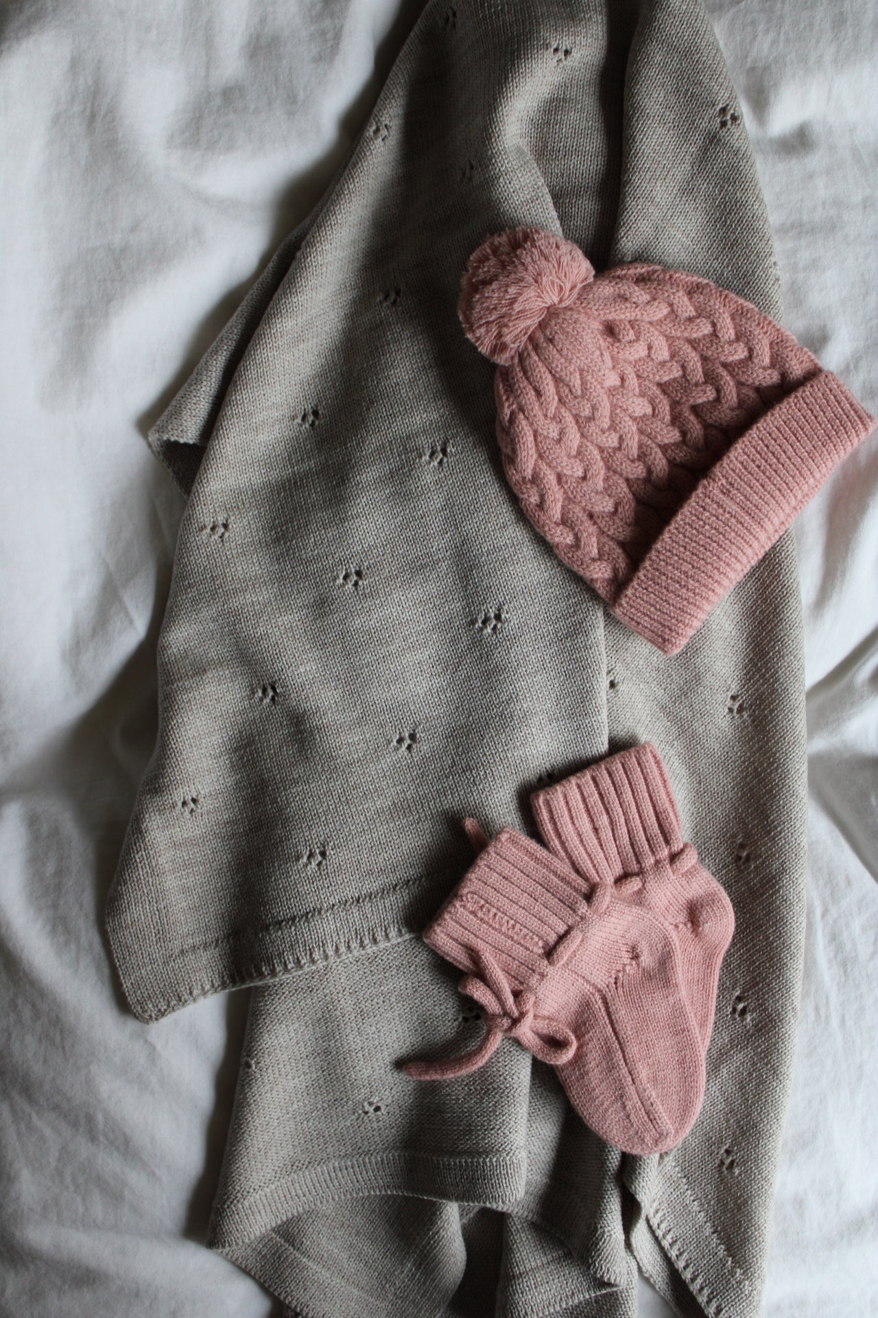 Newborn-Beanie aus Merinowolle - rosé