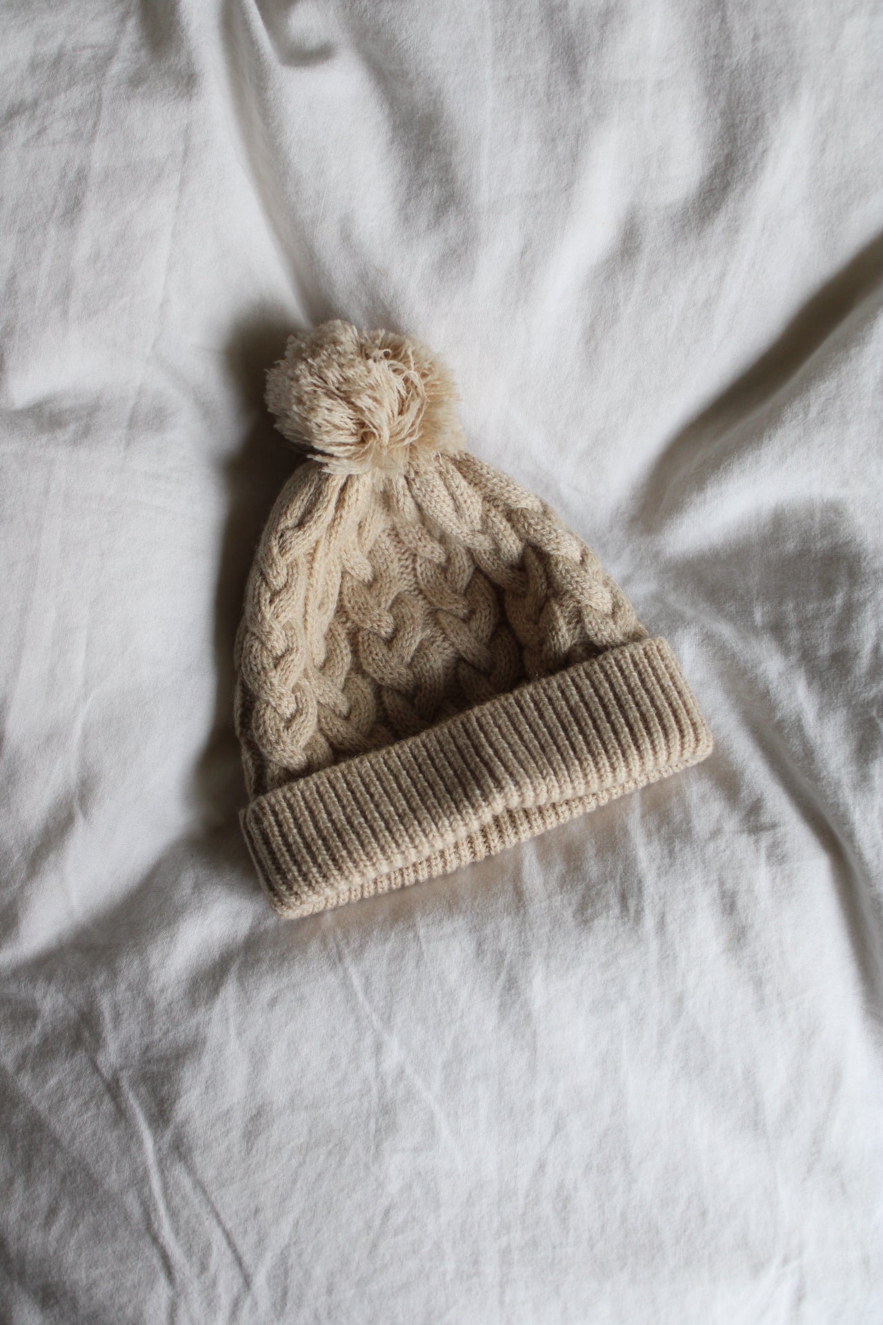 Newborn-Beanie aus Merinowolle - sand