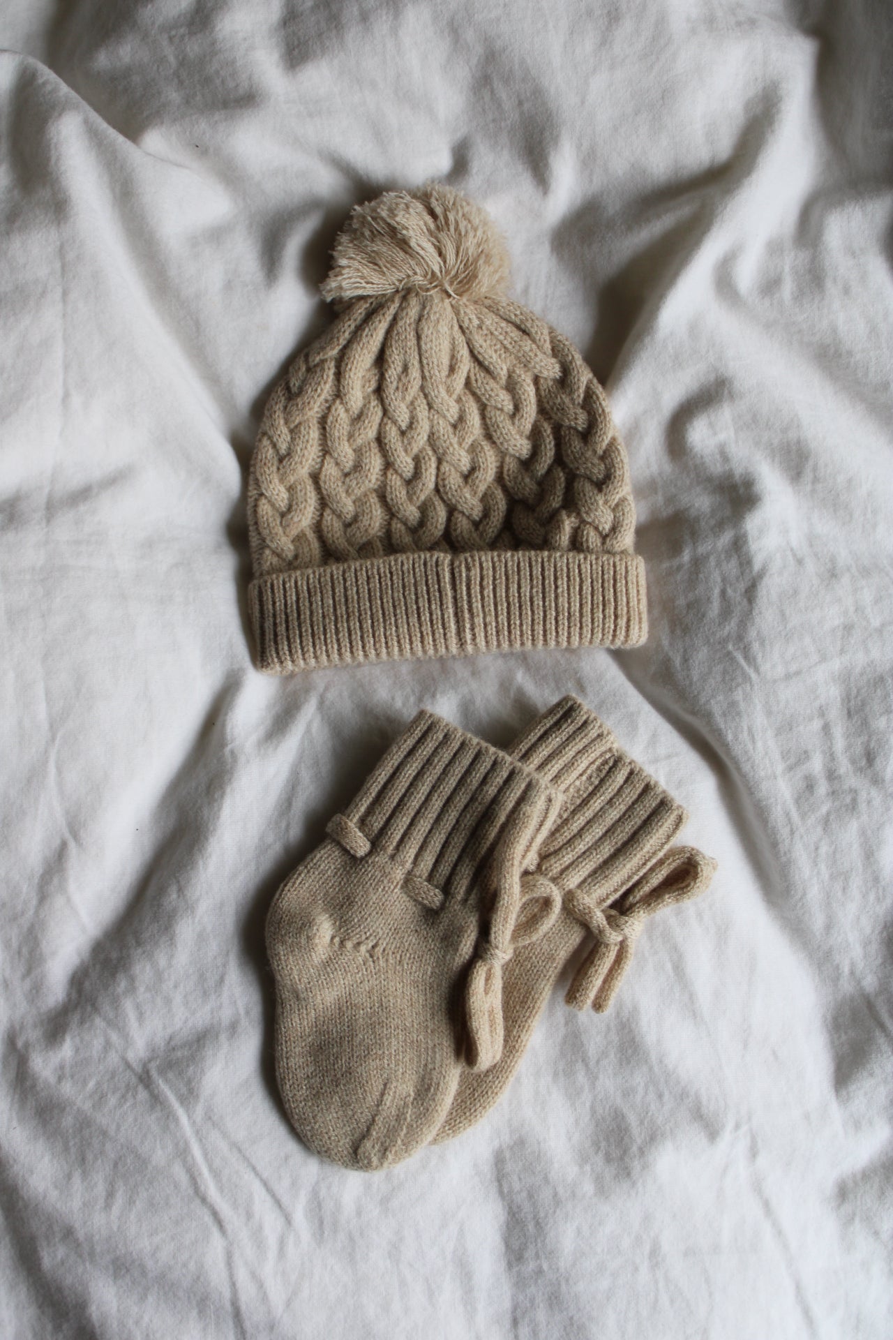 Newborn-Beanie aus Merinowolle - sand