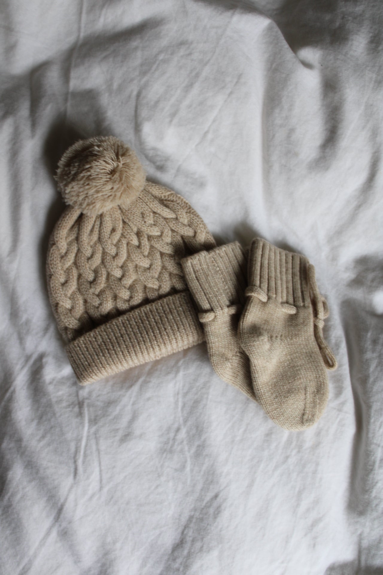 Newborn-Beanie aus Merinowolle - sand