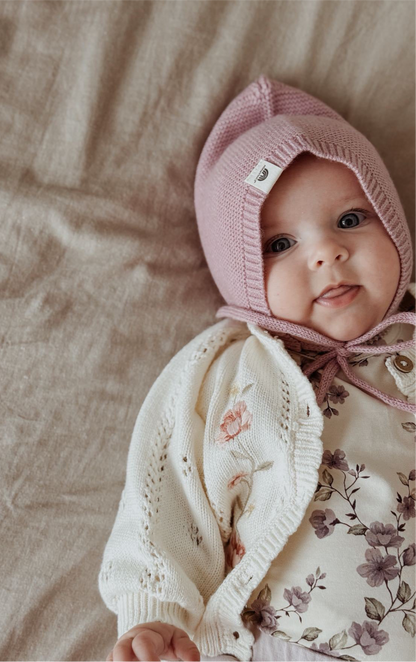 Sanfte Babymütze aus extrafeiner Merinowolle - Beere