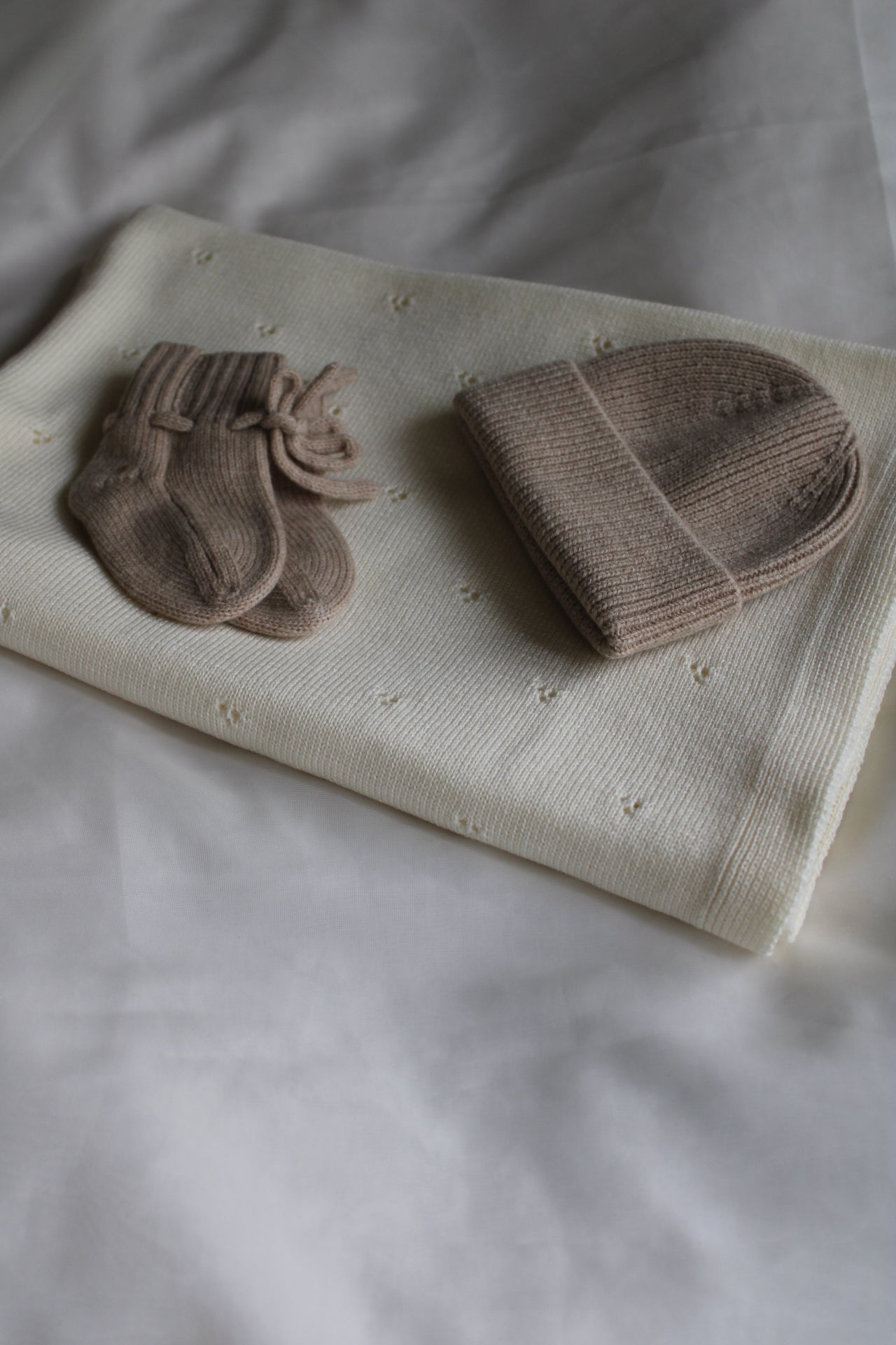 Bundle Dolce: Decke, Baby-Beanie & Schuhe