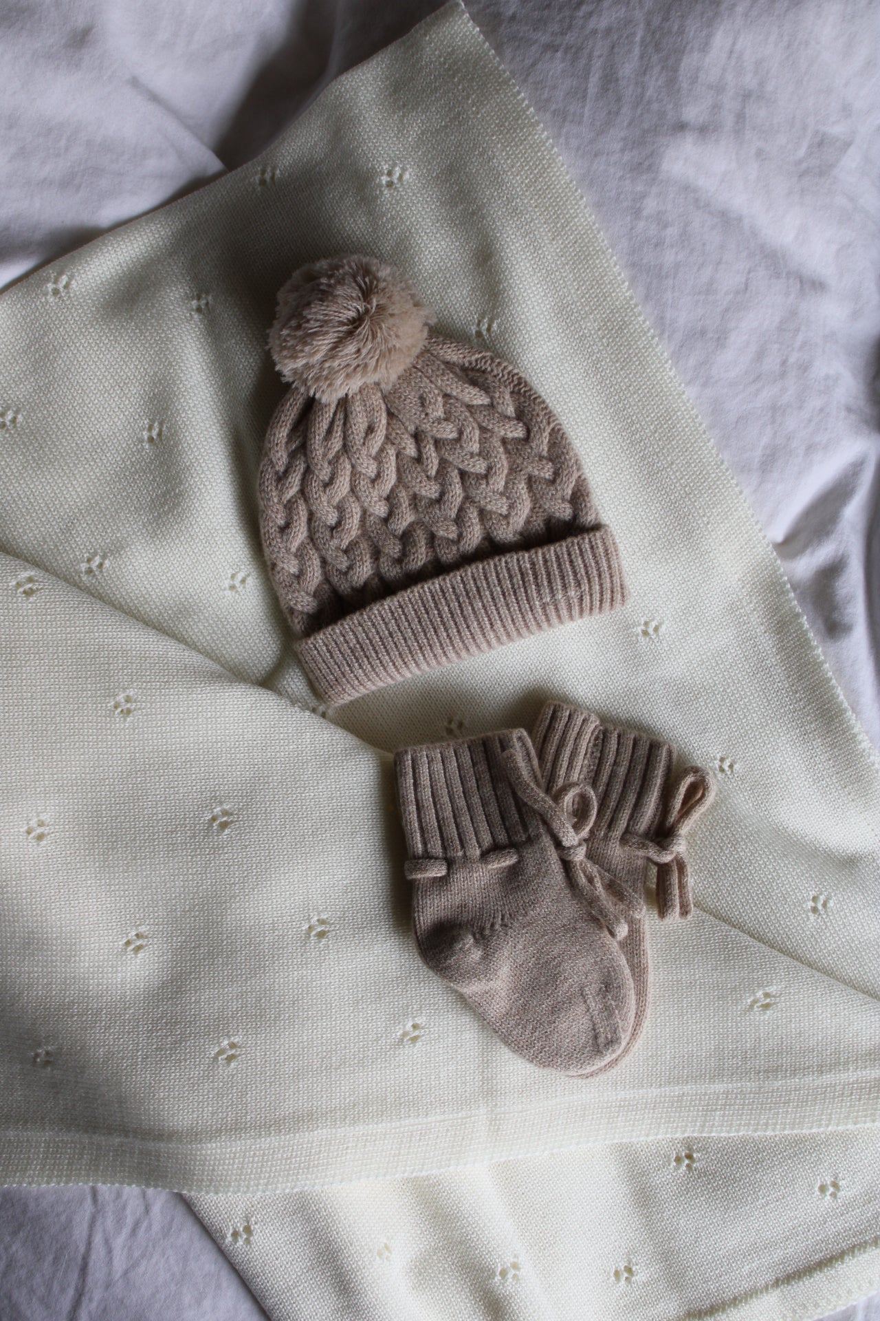 Newborn-Beanie aus Merinowolle - natur