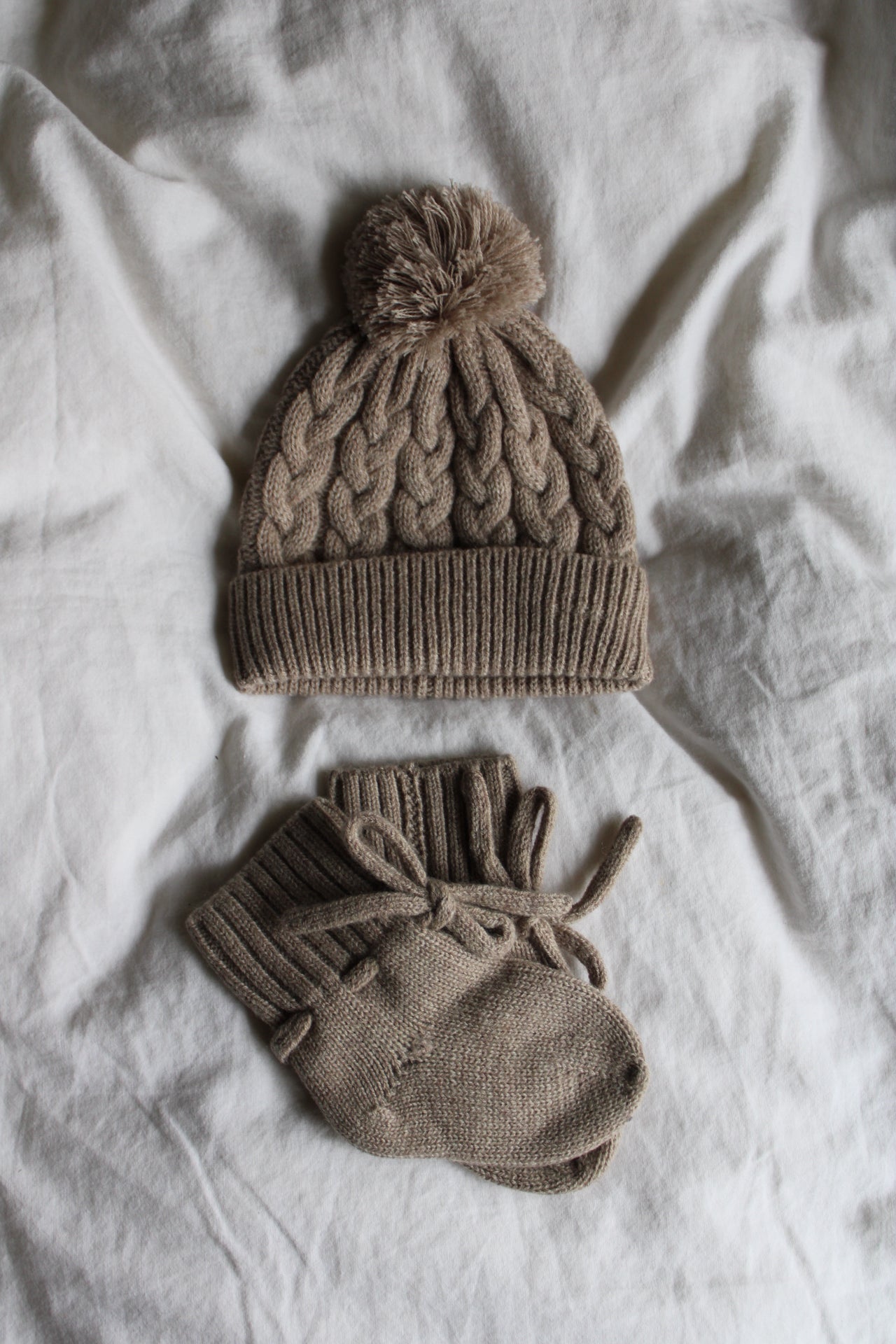 Newborn-Beanie aus Merinowolle - natur