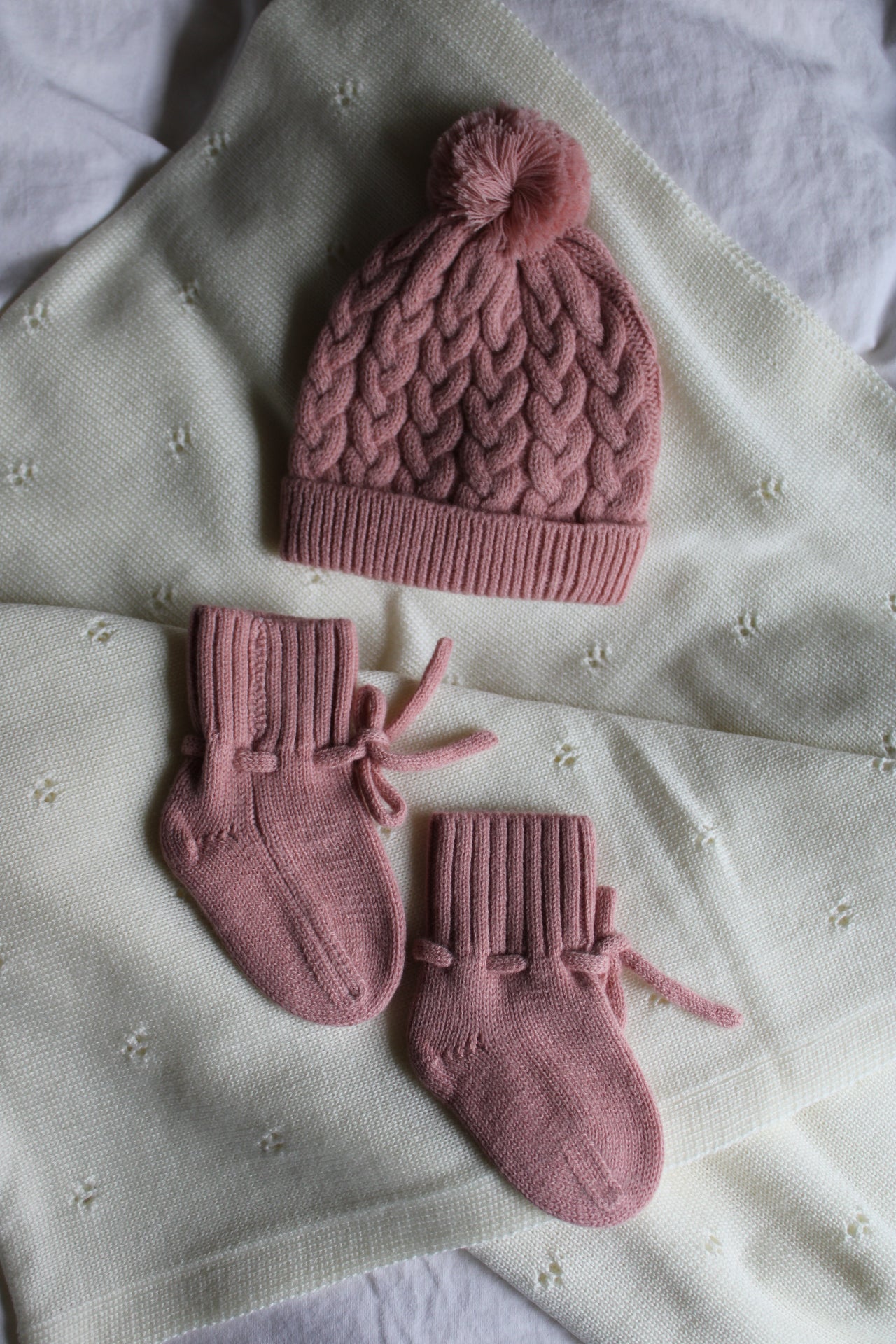 Newborn-Beanie aus Merinowolle - rosé