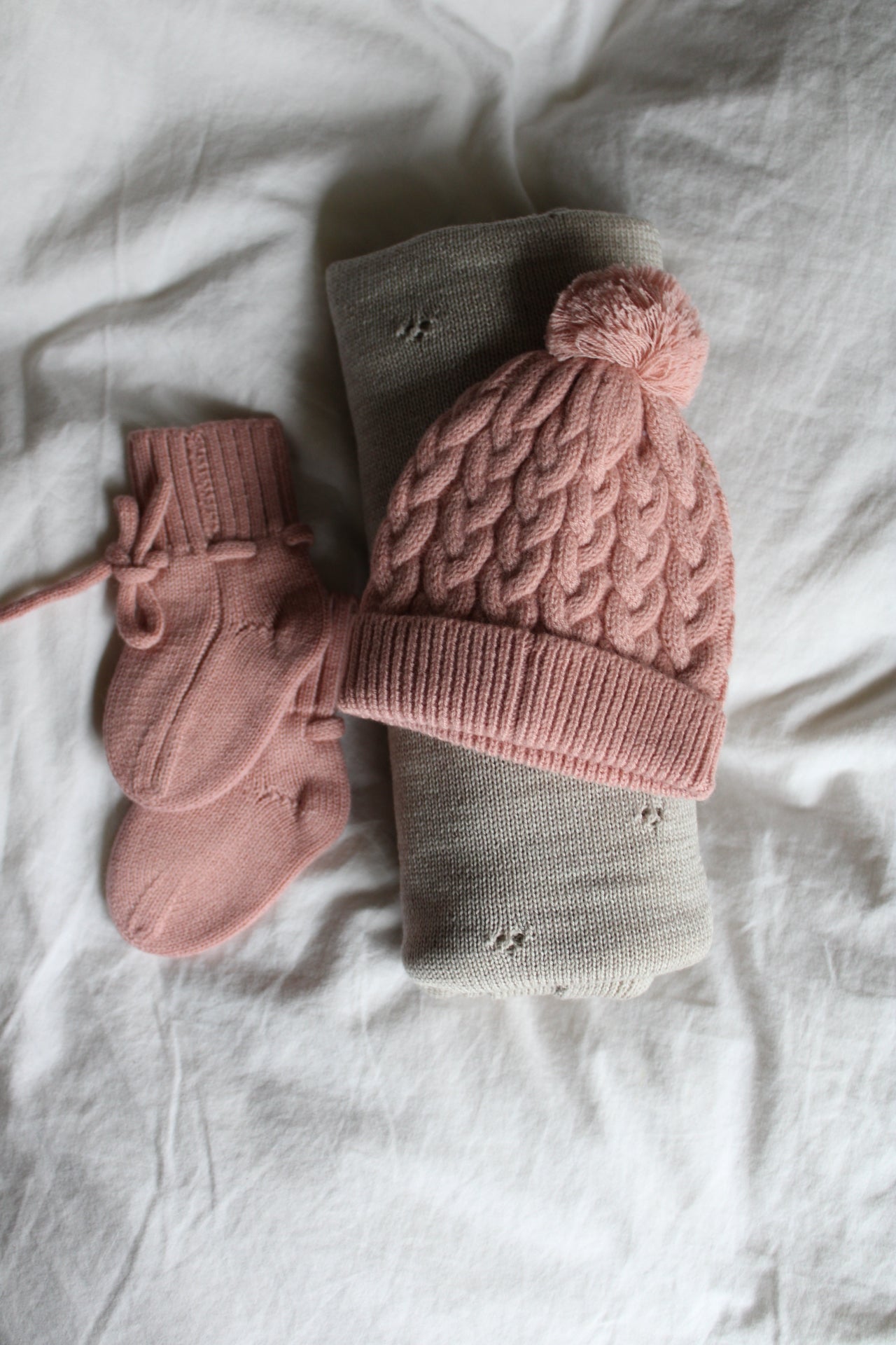 Newborn-Beanie aus Merinowolle - rosé