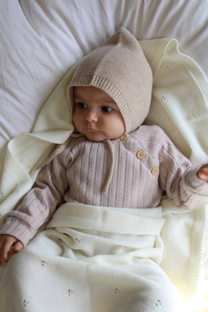 Sanfte Babymütze aus 100% Merinowolle - golden sand