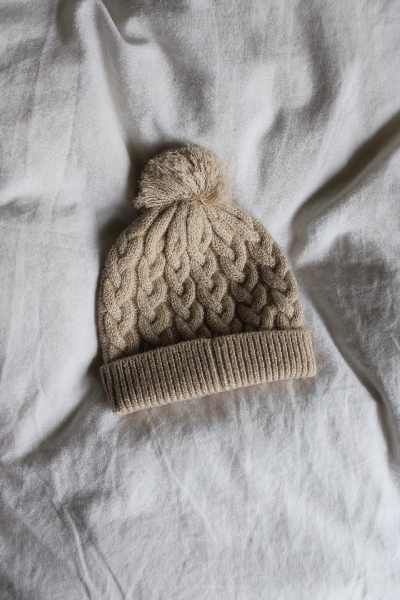 Newborn-Beanie aus Merinowolle - sand