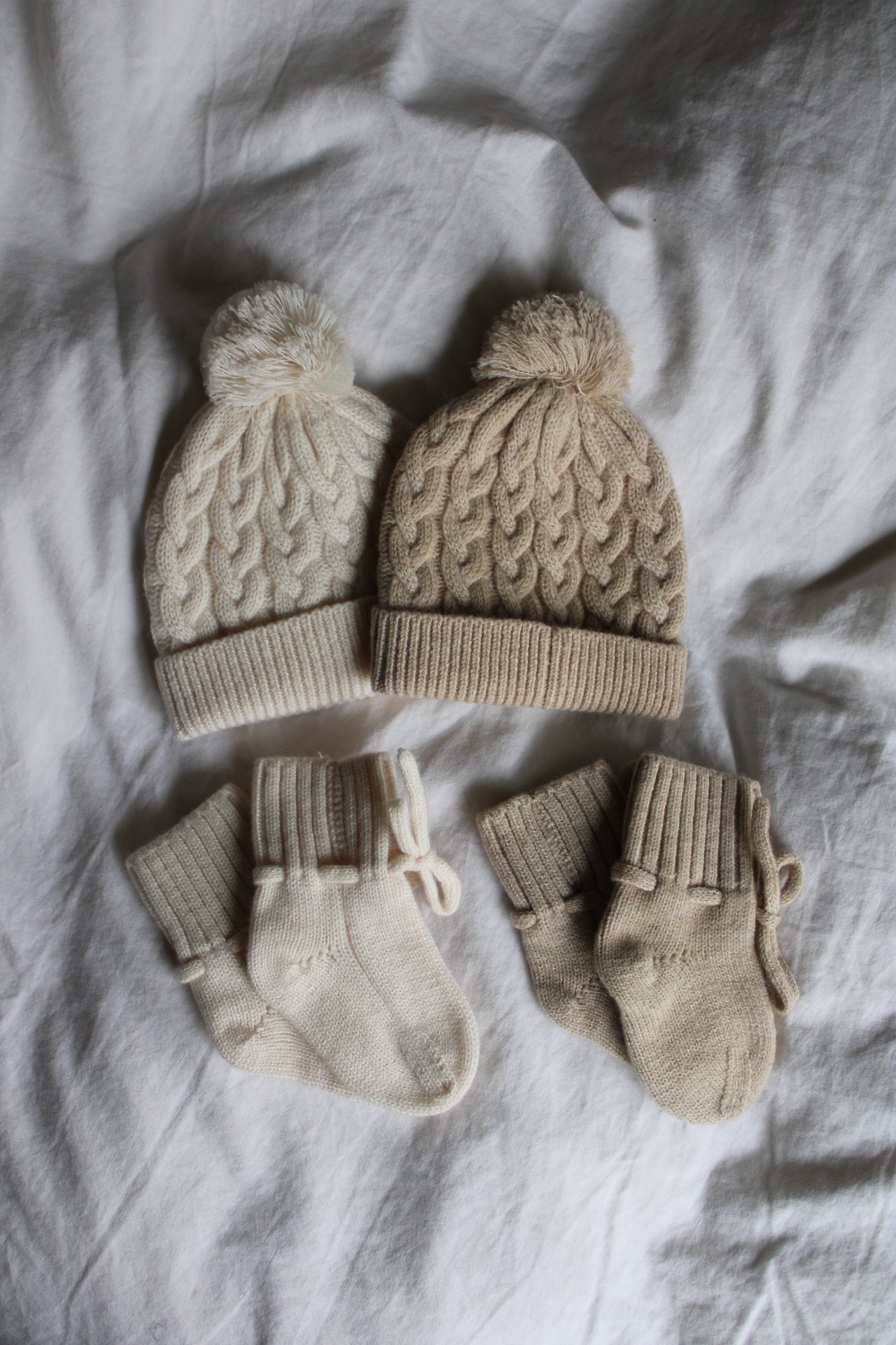 Newborn-Beanie aus Merinowolle - sand