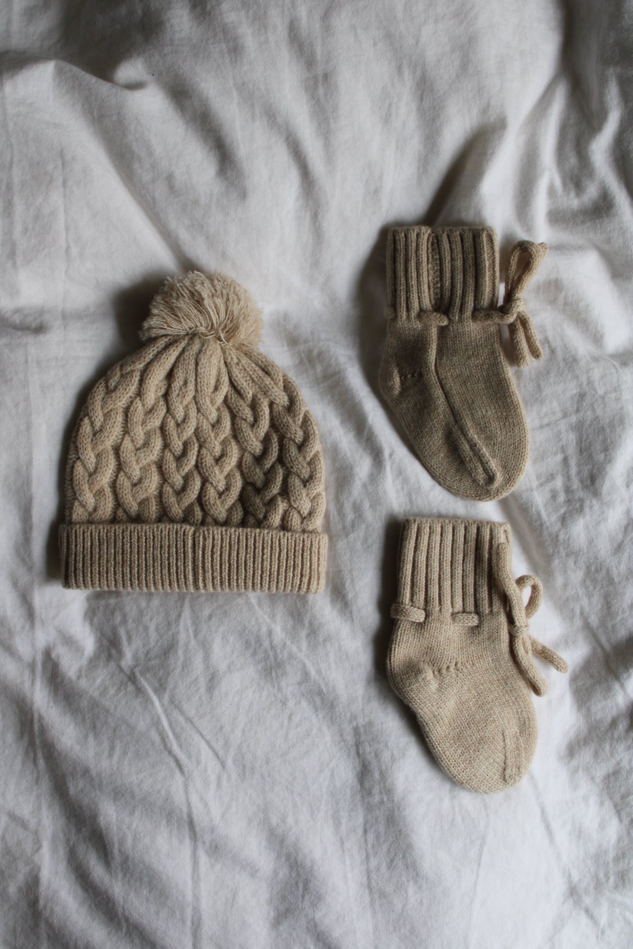 Newborn-Beanie aus Merinowolle - sand