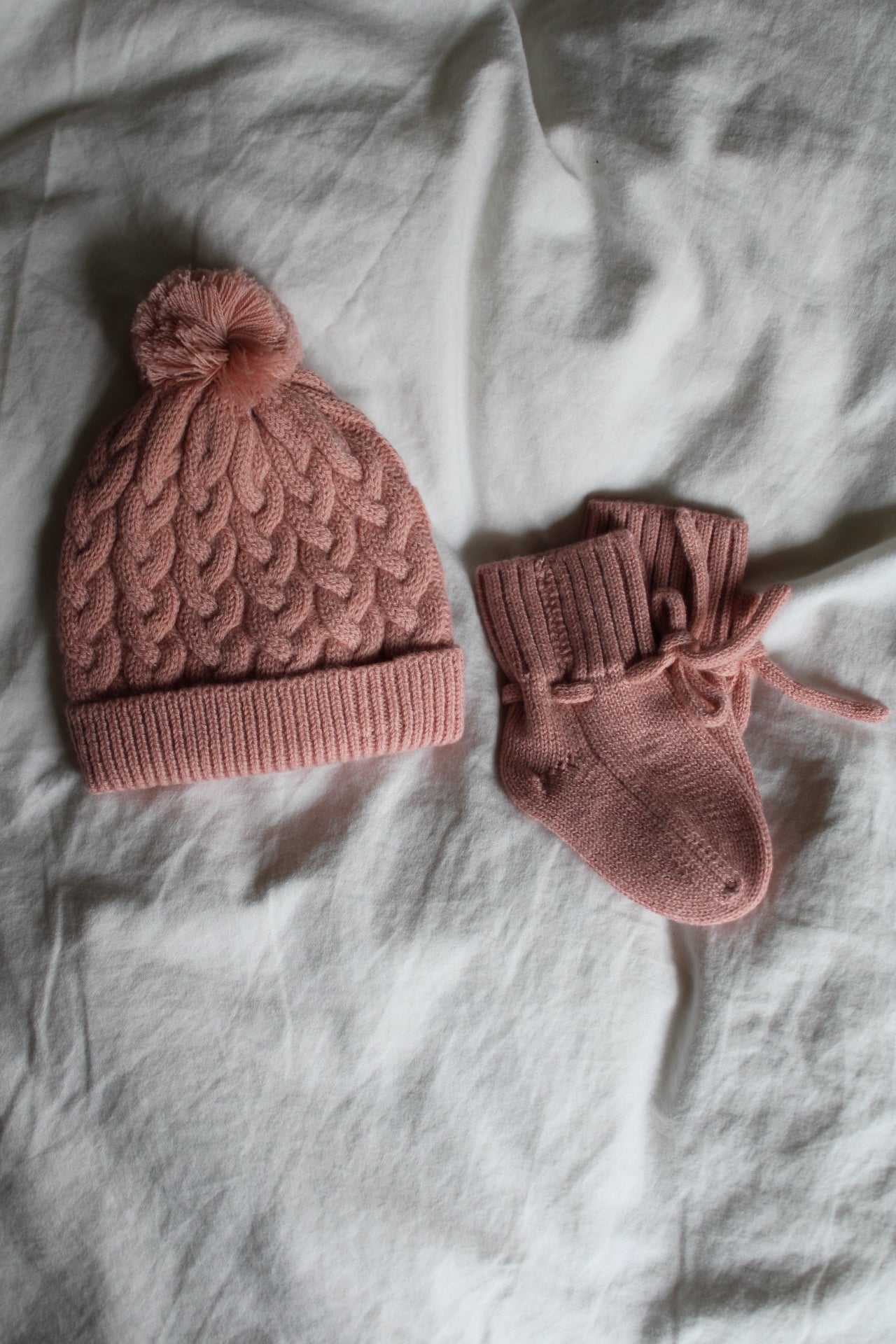 Newborn-Beanie aus Merinowolle - rosé