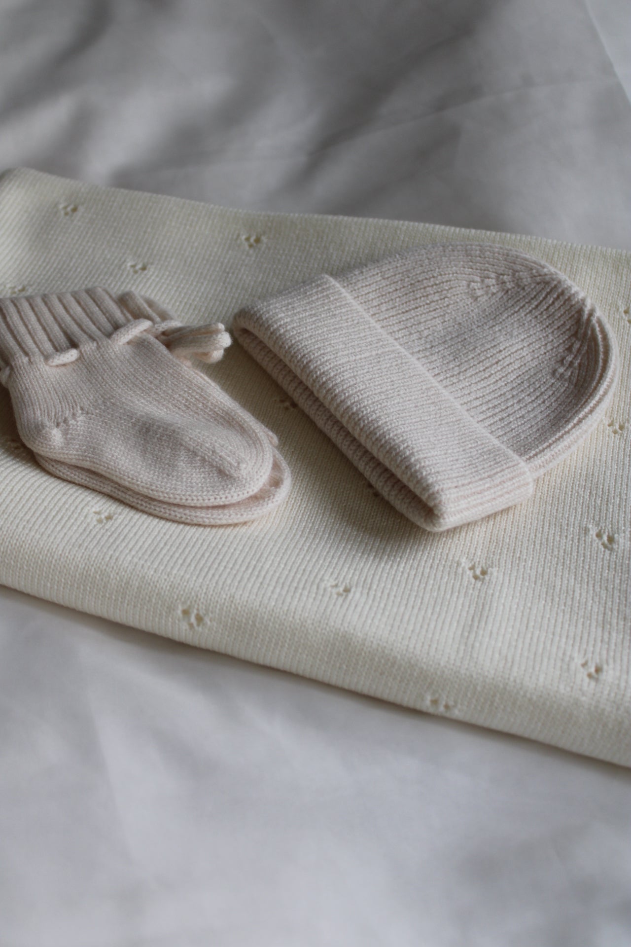 Bundle Dolce: Decke, Baby-Beanie & Schuhe