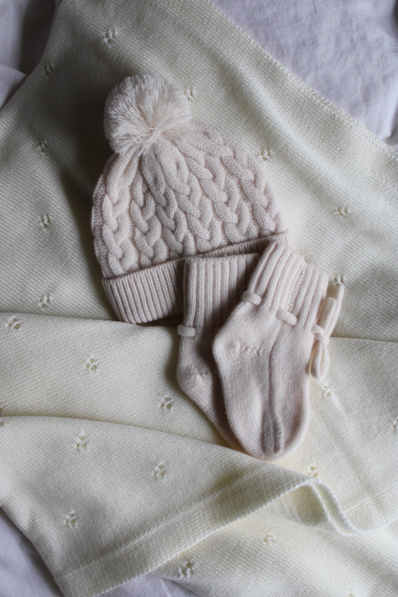 Bundle Dolce: Decke, Baby-Beanie & Schuhe