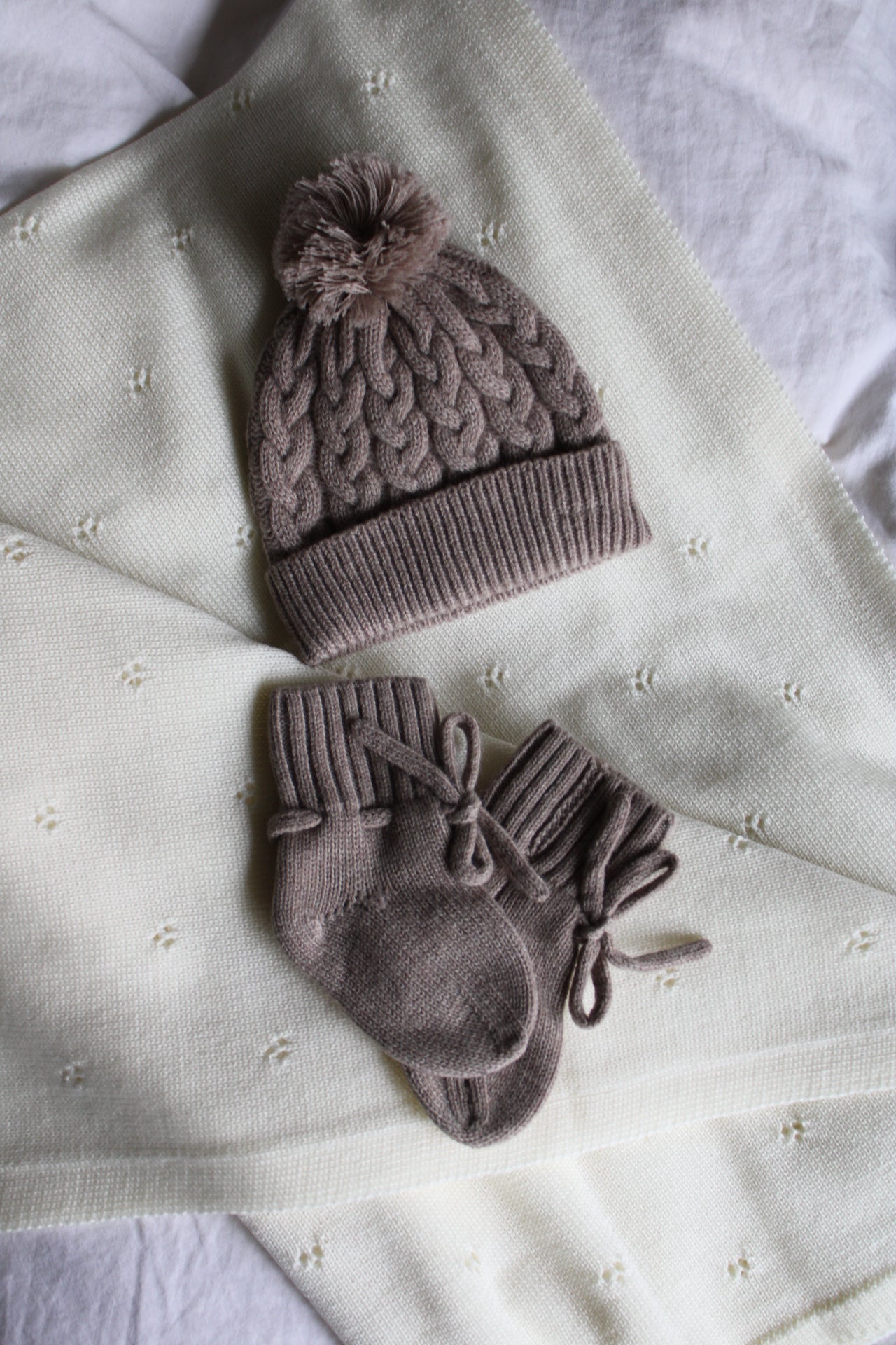 Newborn-Beanie aus Merinowolle - natur